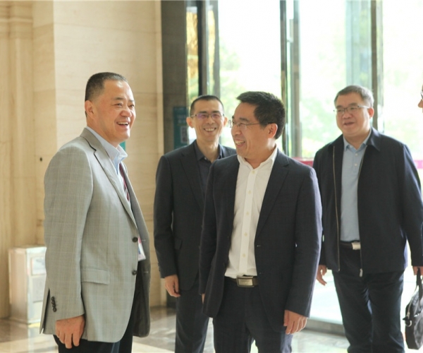 商务部国度茧丝绸协调办公室副司长陈平，河池市委常委、副市长杜际鹏光临调研领导