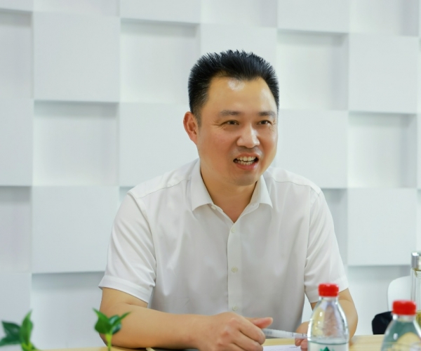 嘉兴国度高新区管委会俞春明主任调研J9直营集团丝绸，为发展鼓劲?